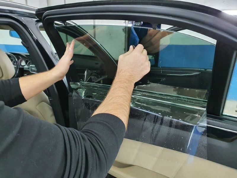 Fitore për pronarët e automjeteve: Rrëzohet ndalimi i përgjithshëm i folieve në xhama