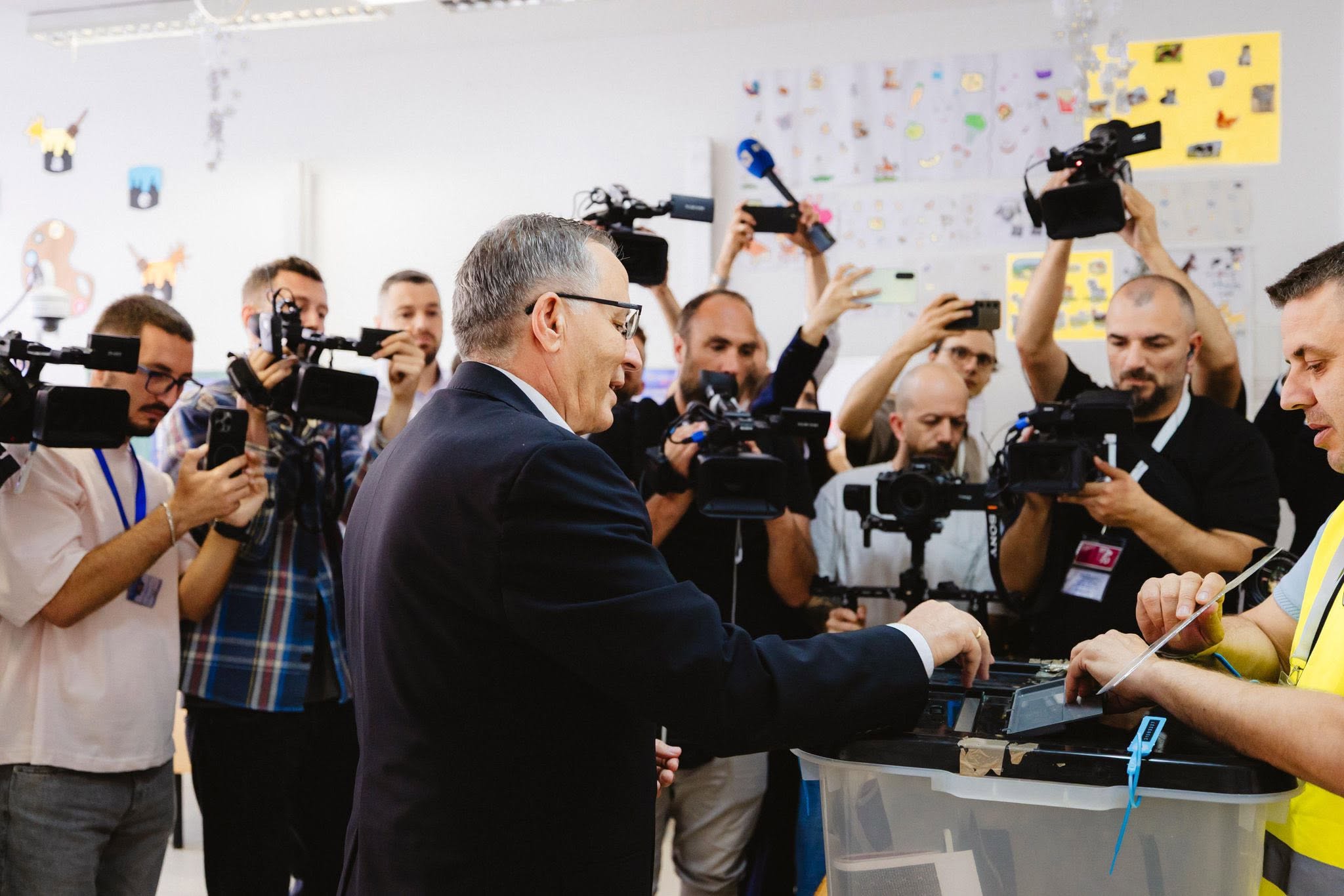 Hamza fton qytetarët të votojnë: Sot vendoset për katër vitet e ardhshme
