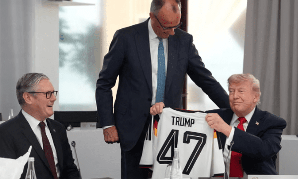 ‘TRUMP 47’, Merz ia dhuron një fanellë të kombëtares gjermane Trumpit