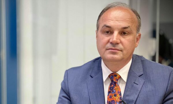 Enver Hoxhaj paralajmëron për rrezikun që i kanoset Kosovës pas zgjedhjeve