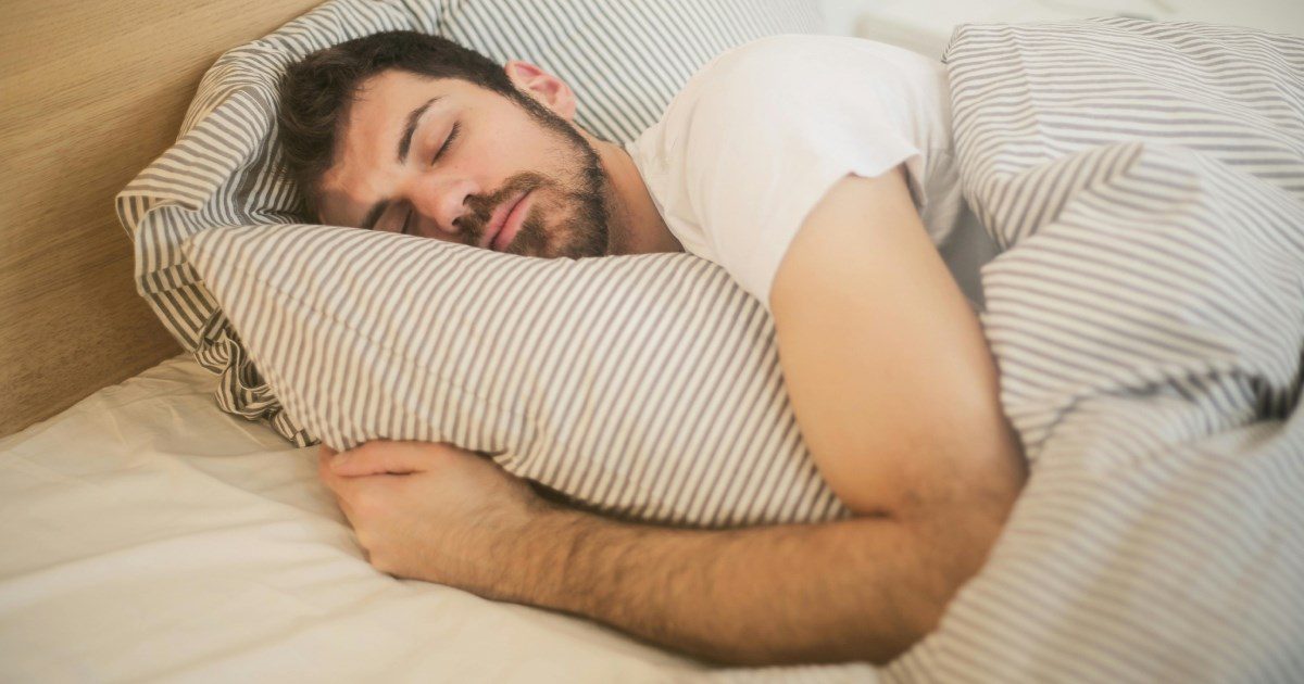 Këto zakone ndihmojnë të flini në më pak se 20 minuta