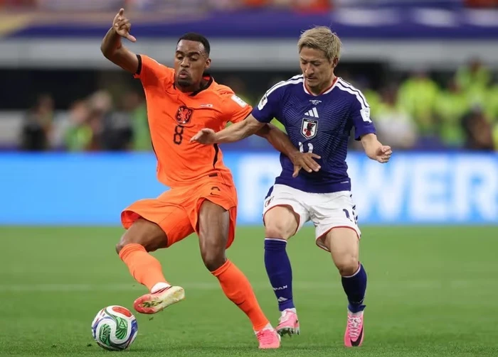 Holanda dhe Japonia ndajnë pikët në dramën e katër golave