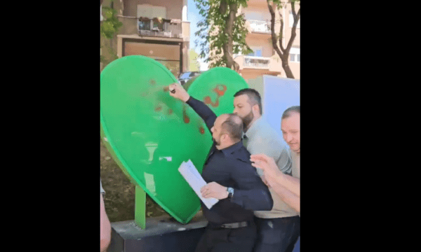 Provuan ta vandalizojnë obeliskun “E dua Mitrovicën’, shoqërohen në Polici Kryetari i Mitrovicës së Veriut dhe kryesuesi