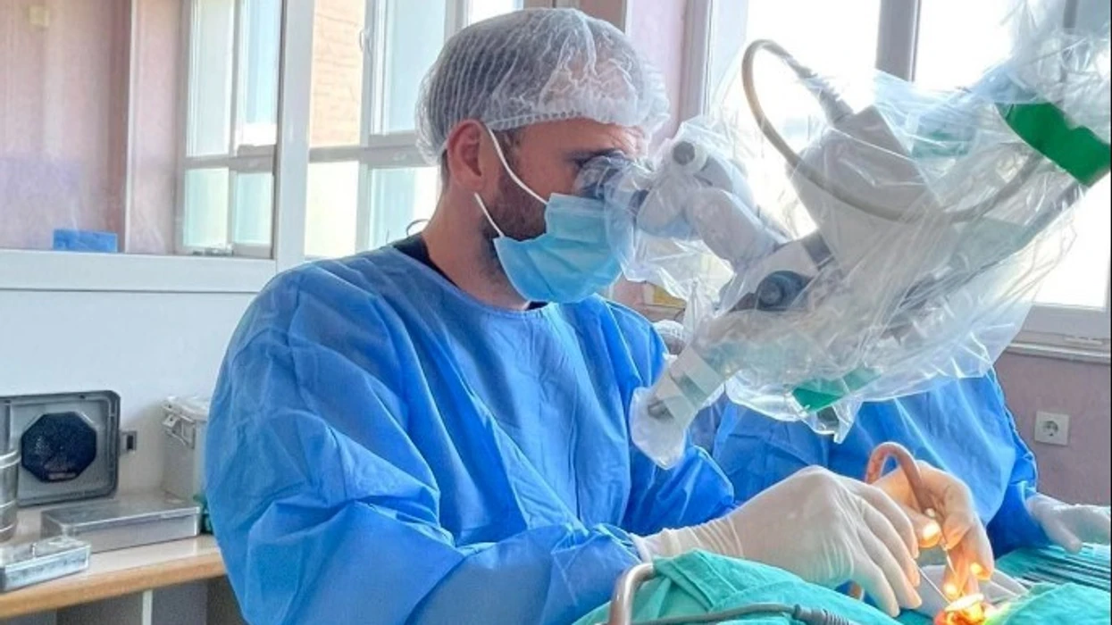 Pacientes në QKUK i rikthehet dëgjimi pas 18 vitesh, ishte përballur edhe me vështirësi në komunikim