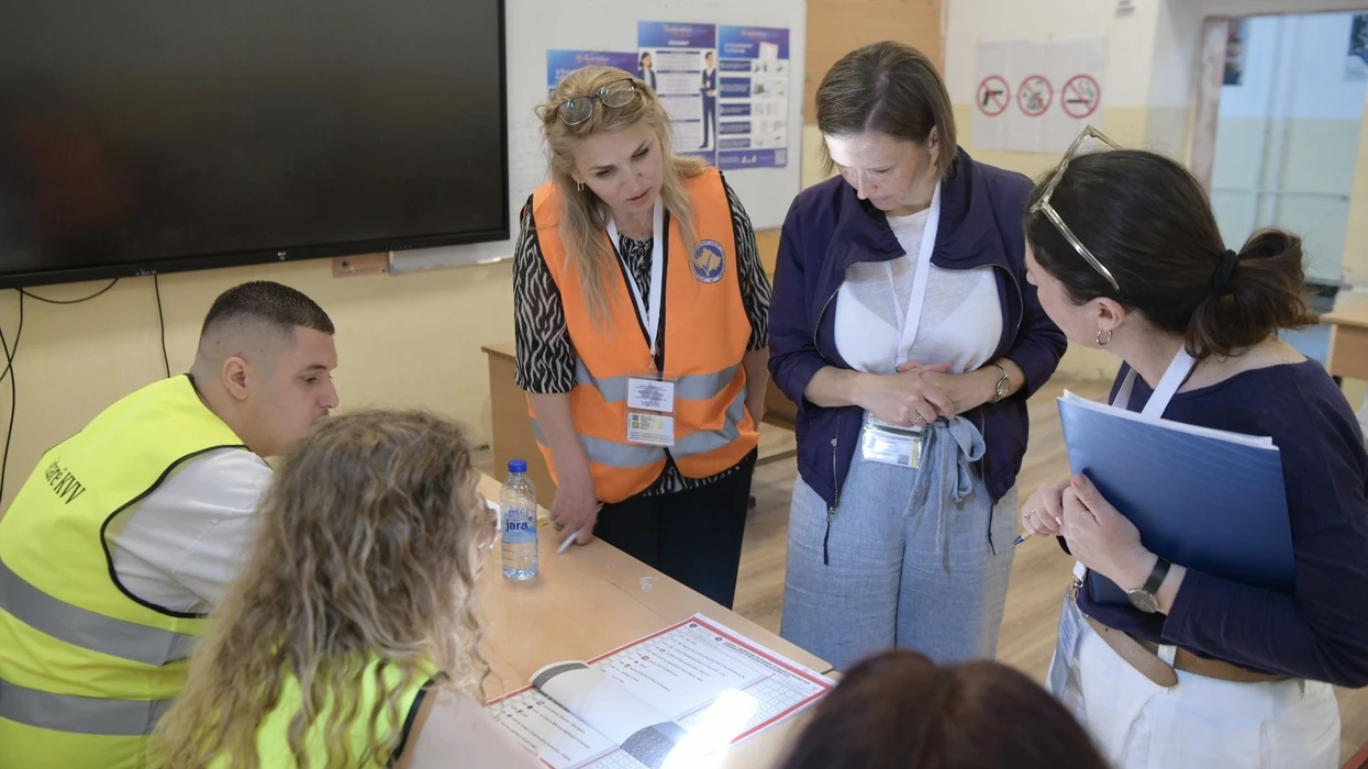 “Çdo palë zgjedhje janë test i demokracisë” – BE monitoron votimin në Prishtinë e Graçanicë