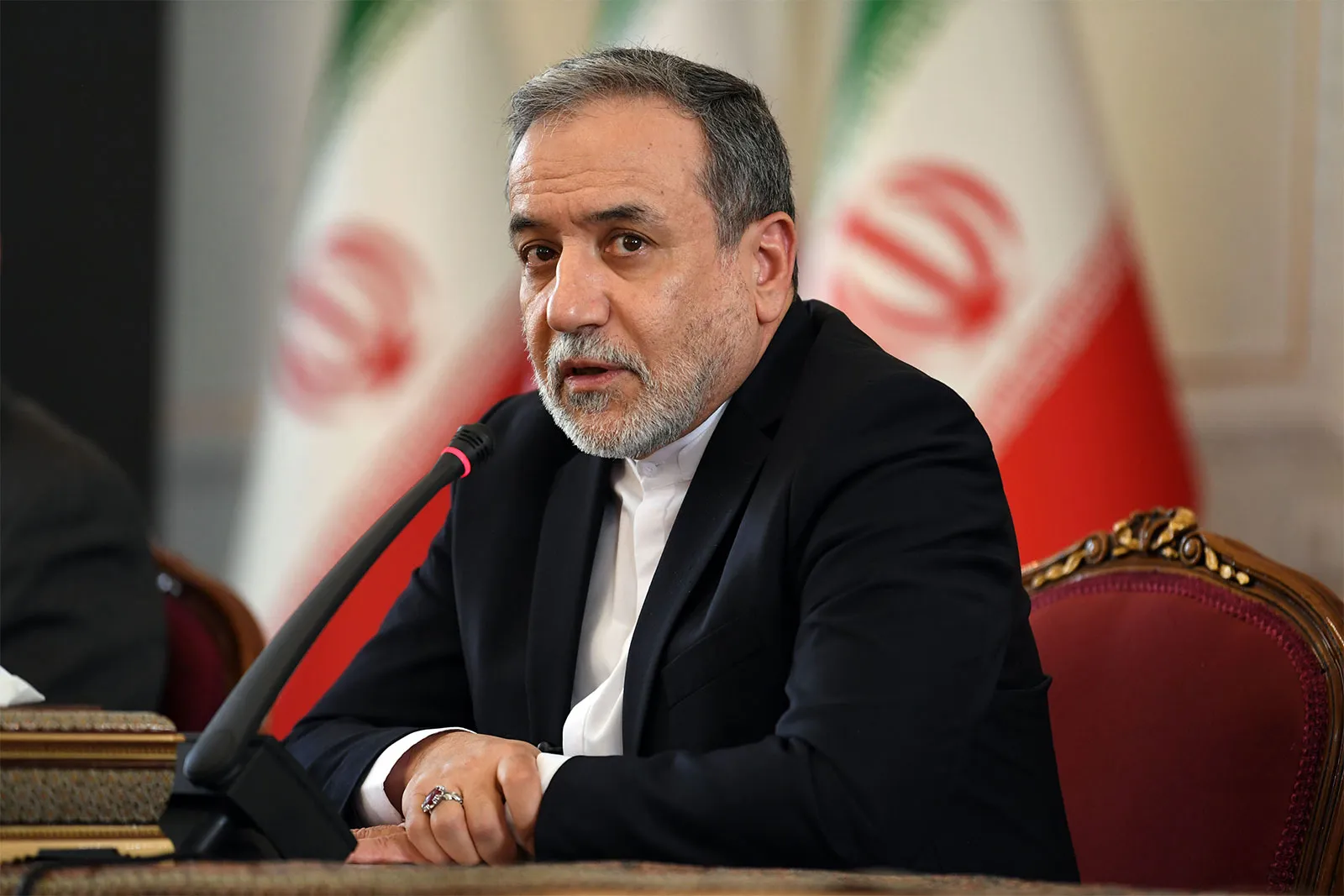 Kryediplomati iranian detajon memorandumin e propozuar me SHBA-në, thotë se lufta do të përfundojë në të gjitha frontet