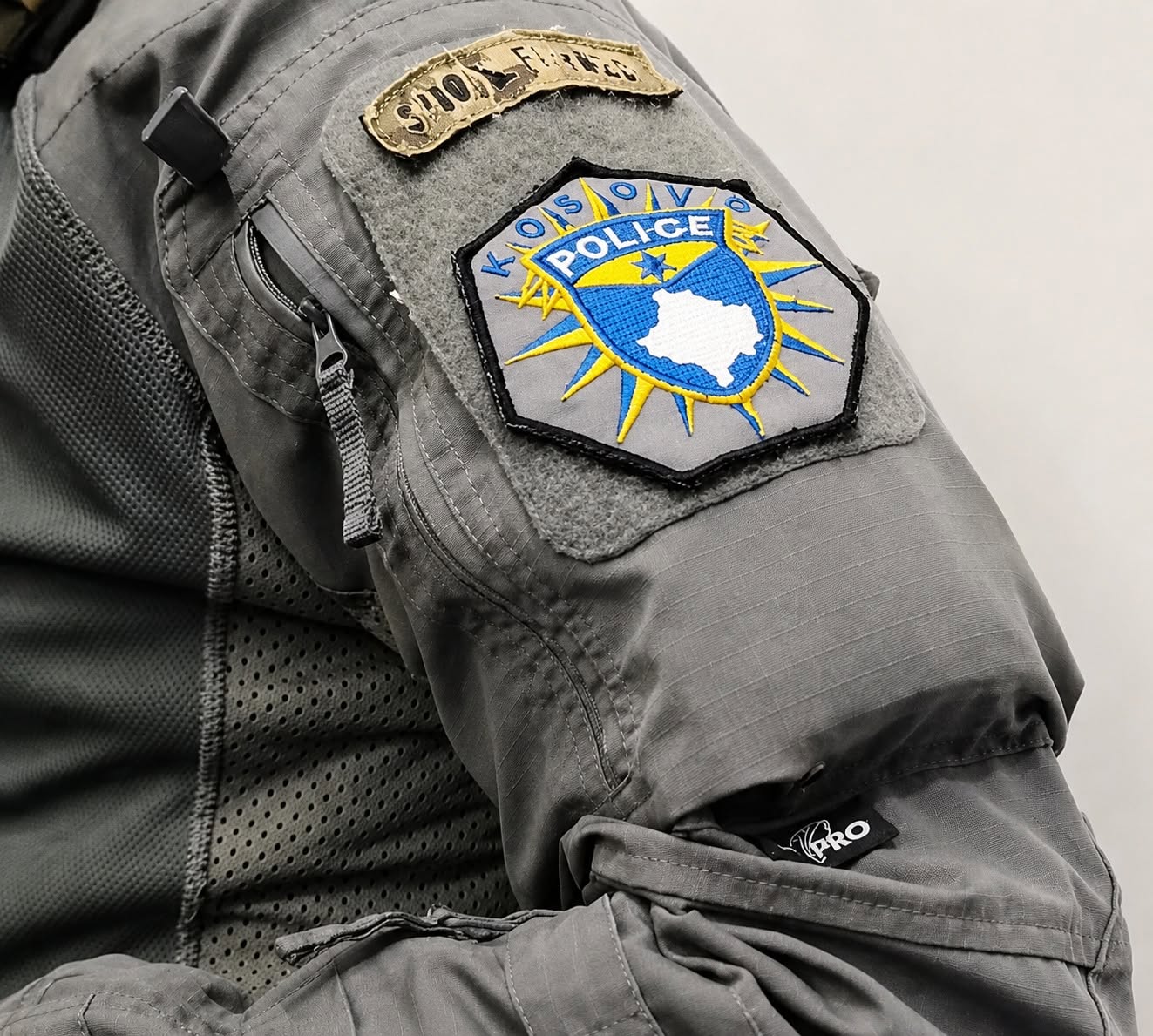 Tre persona prangosen me asistencë të FBI-së, dyshohen për financim terrorizmi e shpëlarje parash në Kosovë