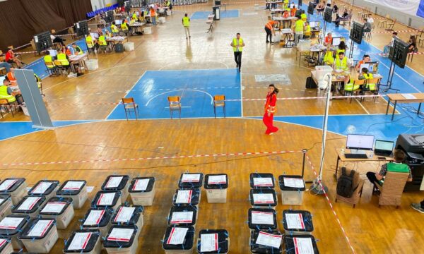 Fillon publikimi i rezultateve të kandidatëve për deputetë – linku