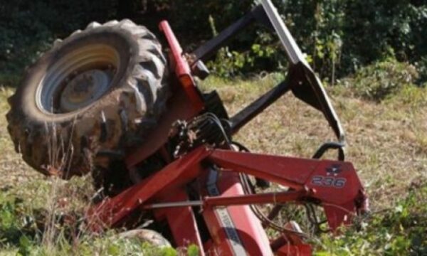Vdes një person në Kamenicë pasi u rrokullis me traktor