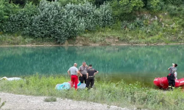 Tragjedi në Itali –  U fut në lumë për të shpëtuar djalin e tij, vdes 38-vjeçari pasi u mor nga rrjedha e lumit