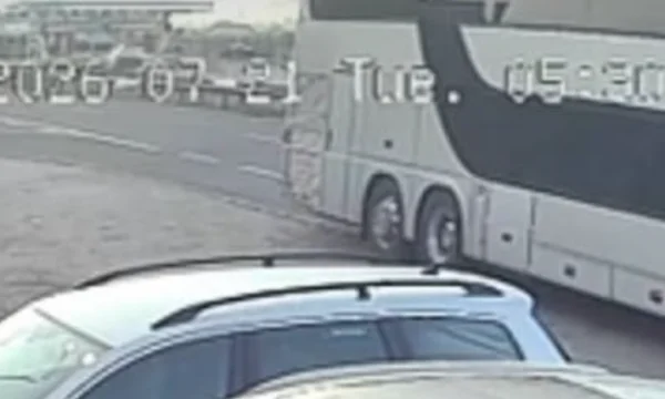 Pamje të aksidentit që ia mori jetën 24-vjeçares: Vetura u përplas në murin e nënkalimit