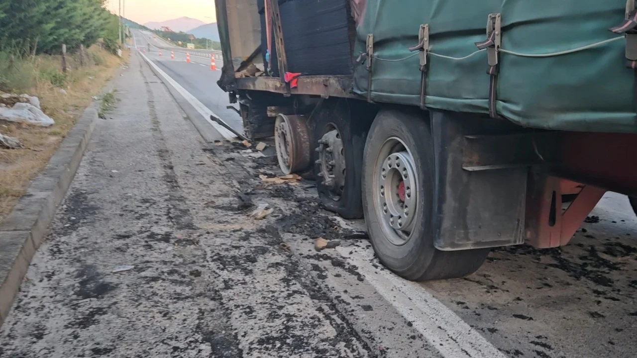 Kamioni me targa të Kosovës përfshihet nga flakët pranë Morinës