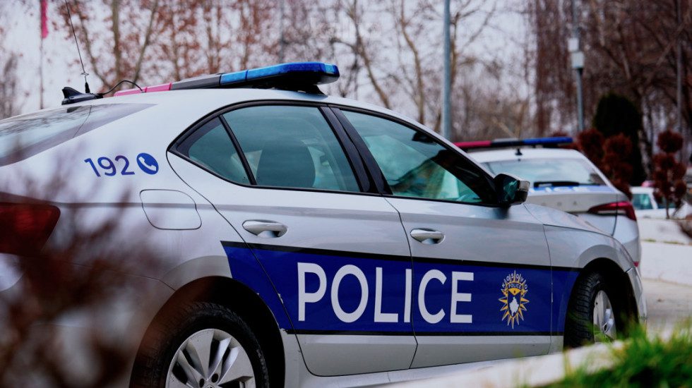 Debati në familje eskalon në Vushtrri – 45-vjeçari dëmton derën me thikë, përfundon në ndalim