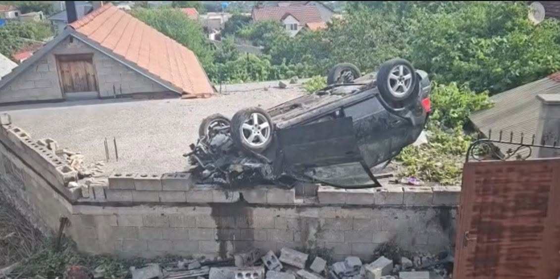 Vetura “fluturon” mbi një shtëpi në Bicaj të Kukësit, tre të lënduar 