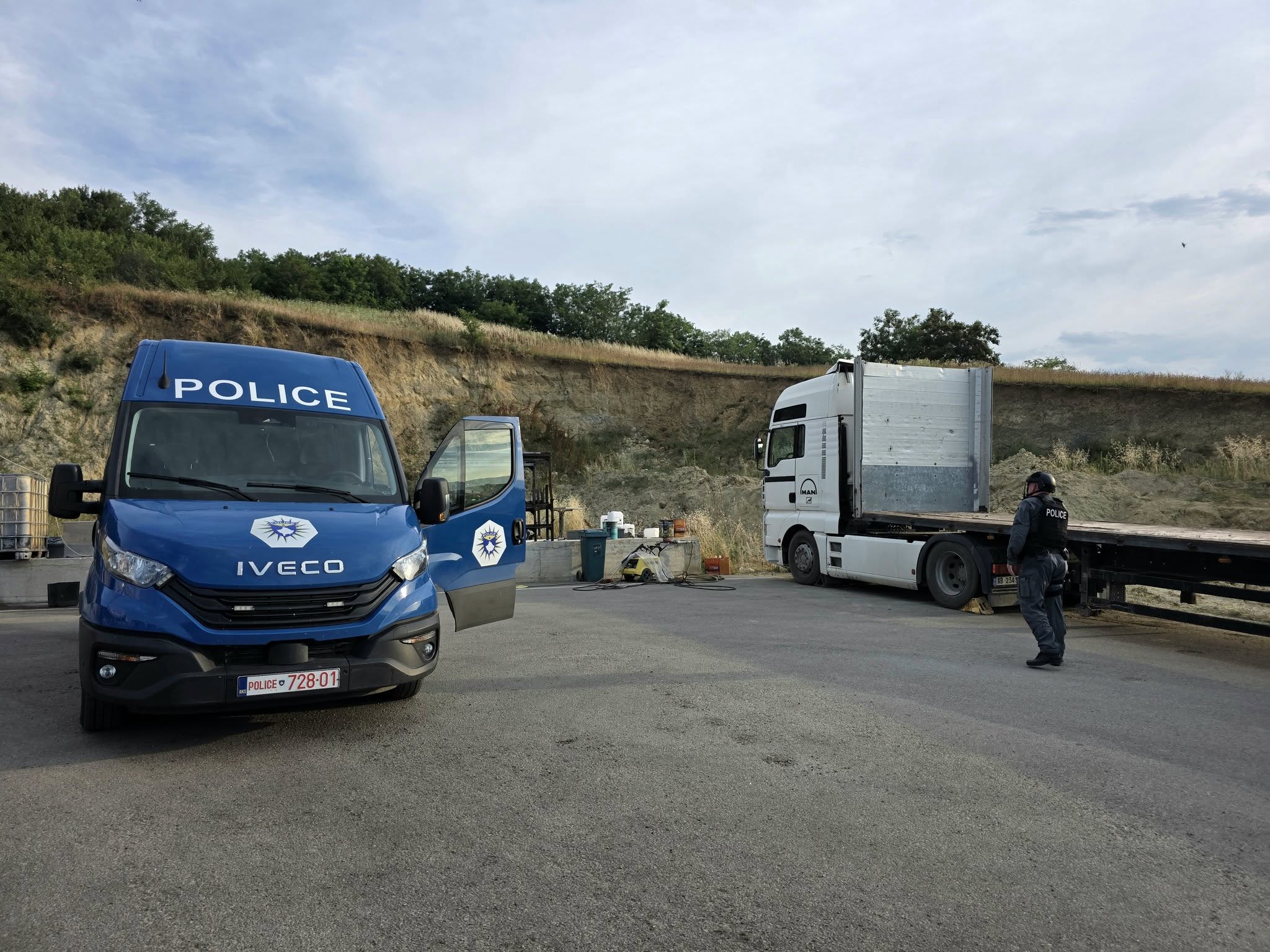 Bastisja nga Krimet Ekonomike/ Sekuestrohen mijëra euro, armë e autobotë për transporte derivatesh