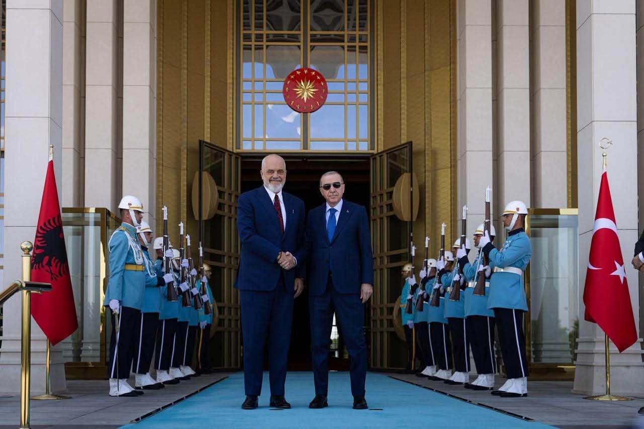 Rama takon Erdoganin pas samitit të NATO-s, ndan foto nga pritja në Pallatin Presidencial: Mik i çmuar