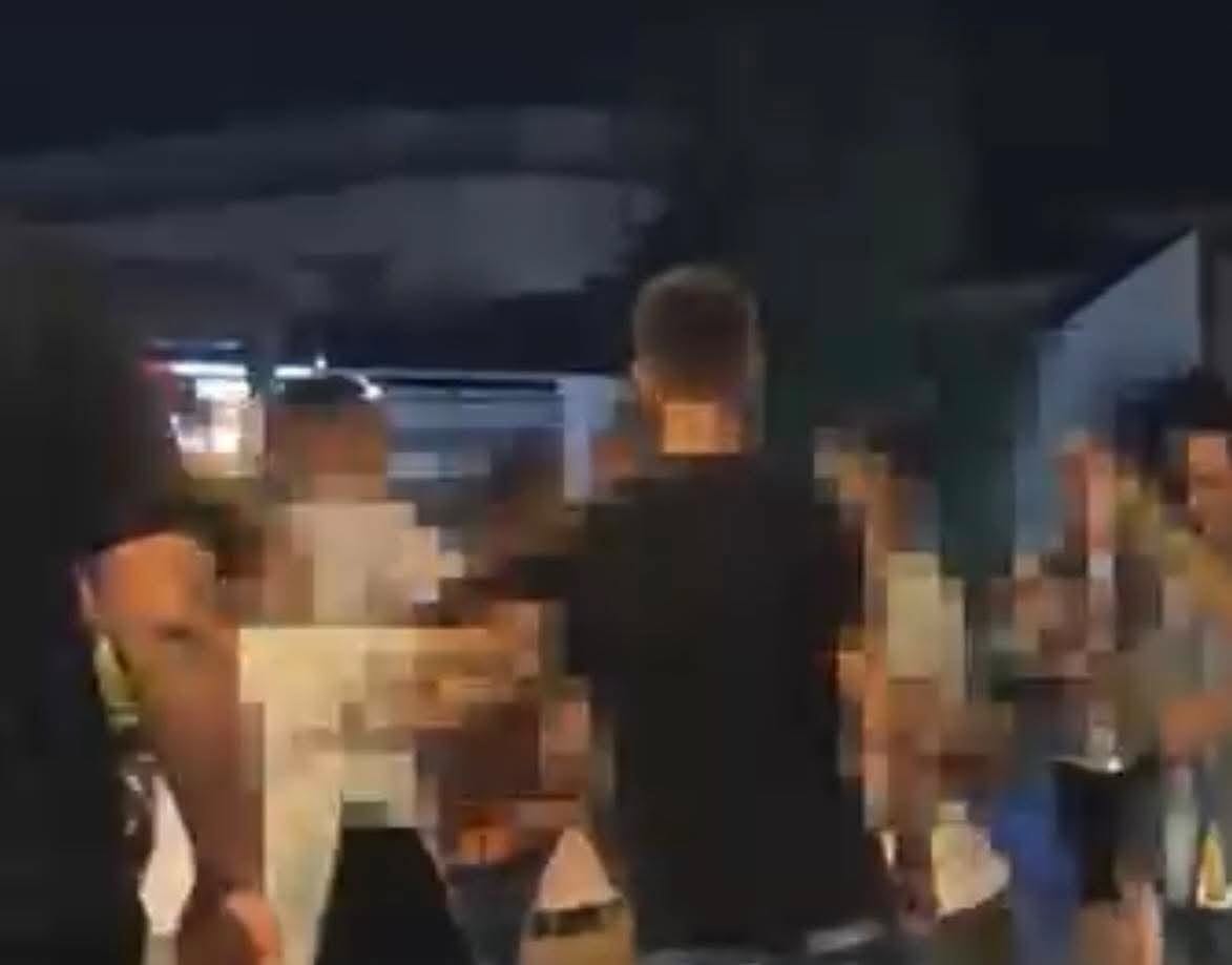 Rrahje masive në sheshin e Skënderajt, disa të rinj bëhen “llom” (Video)