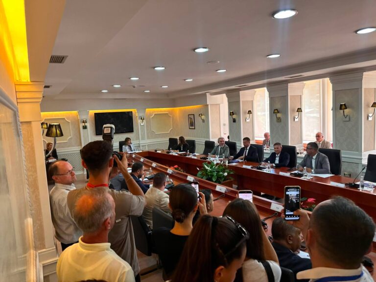 Haxhiu pret në një takim përfaqësuesit e partive politike për seancën konstituive