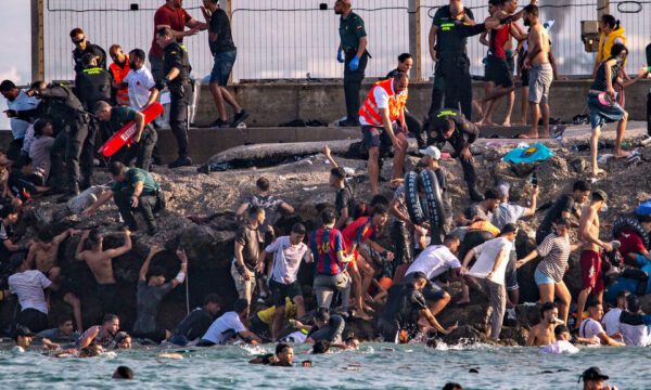 Spanja thotë se pothuajse të gjithë migrantët që hynë në Ceuta janë kthyer në Marok