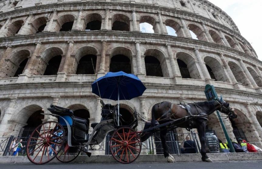 Italia drejt ndalimit të karrocave turistike me kuaj, projektligji mbërrin në Parlament