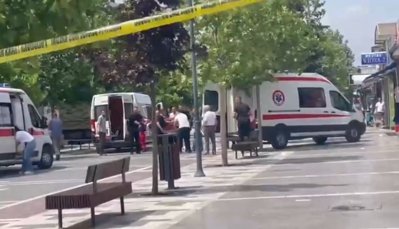 Autoambulancat transportojnë një të plagosur pas të shtënave në qendër të Podujevës