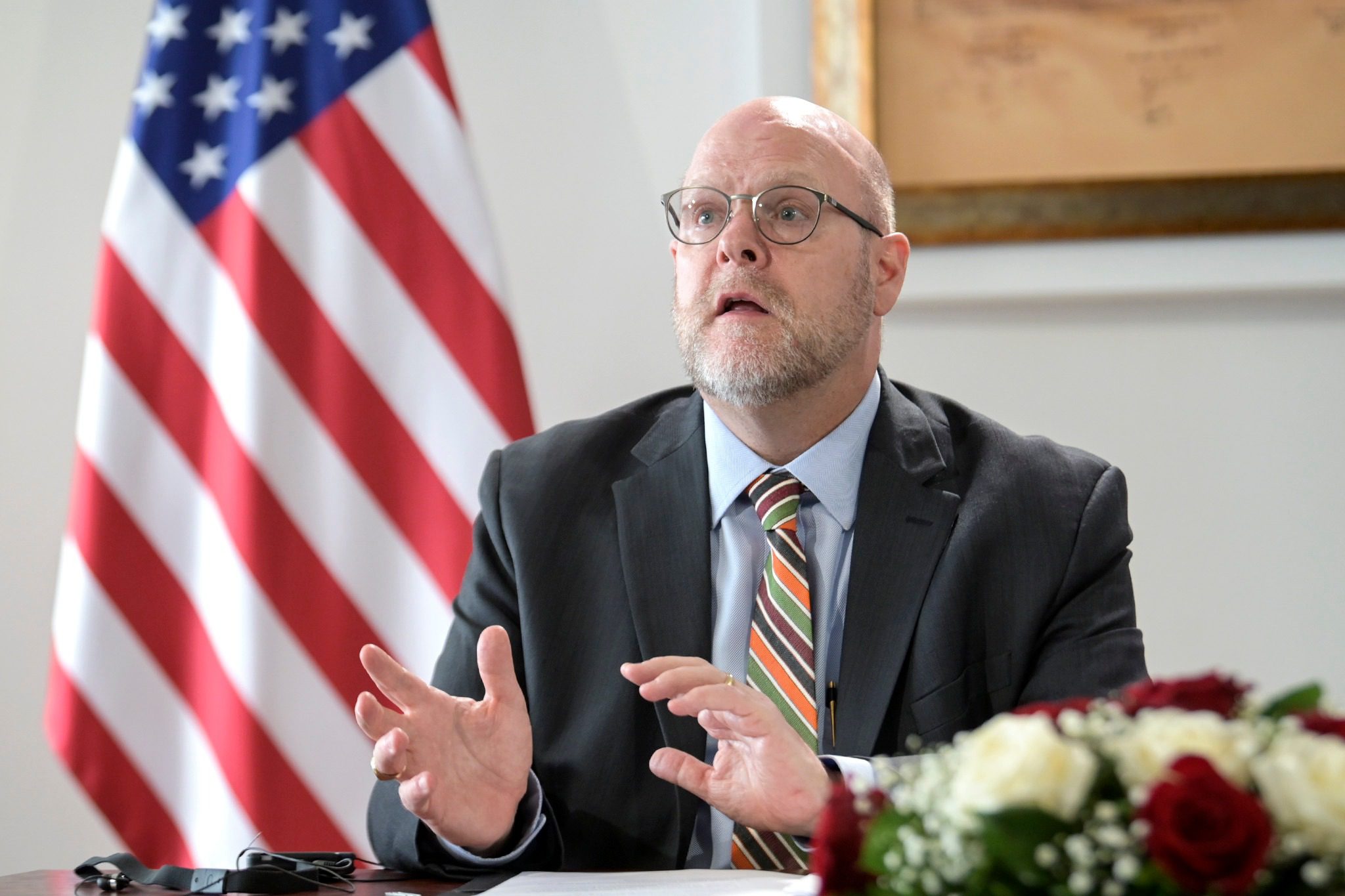 Hovenier: Kosova rrezikon ta humbasë besimin, vëmendja e Uashingtonit nuk është e pafundme