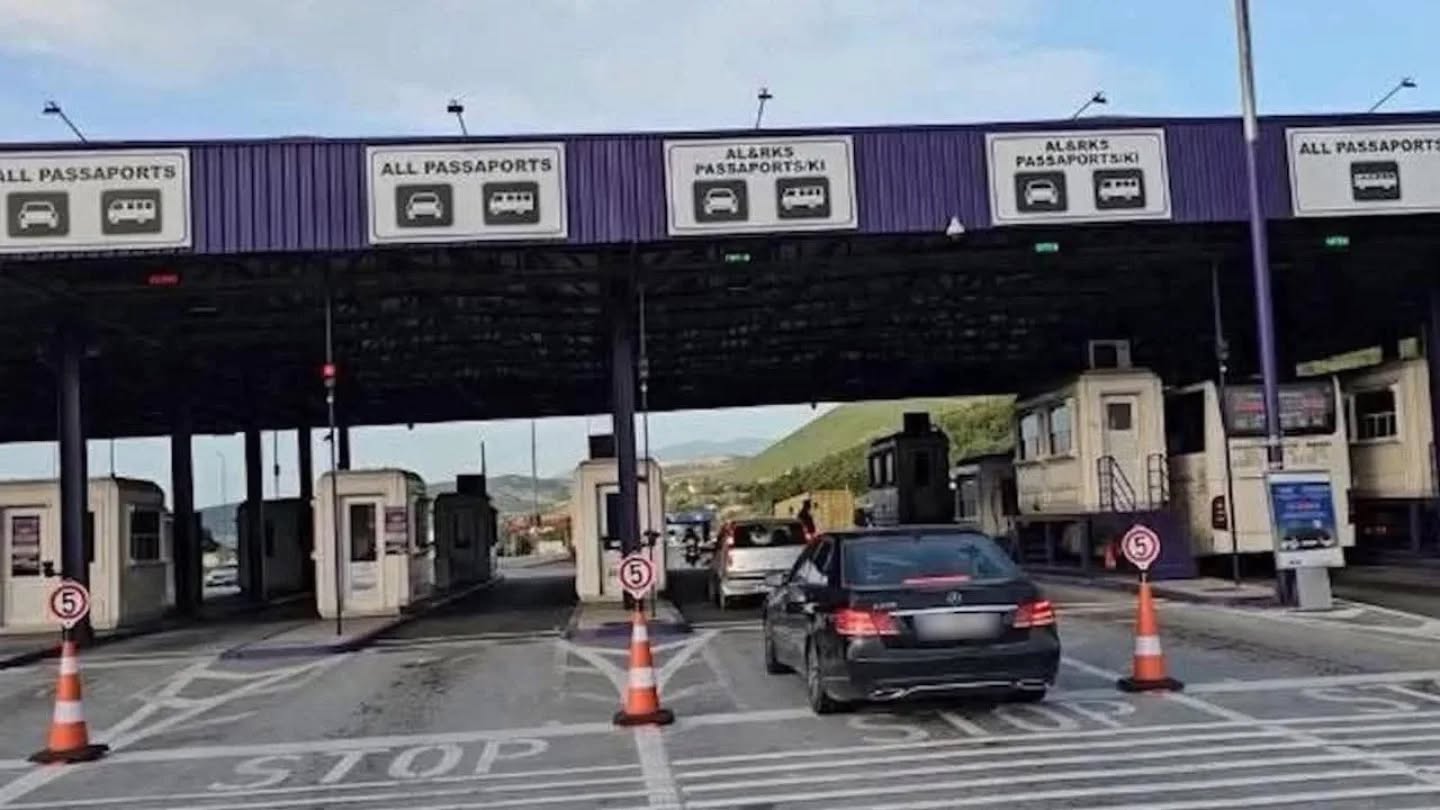 Kosovarët “pushtojnë” Shqipërinë, mbi 12 mijë qytetarë kaluan kufirin brenda katër orëve