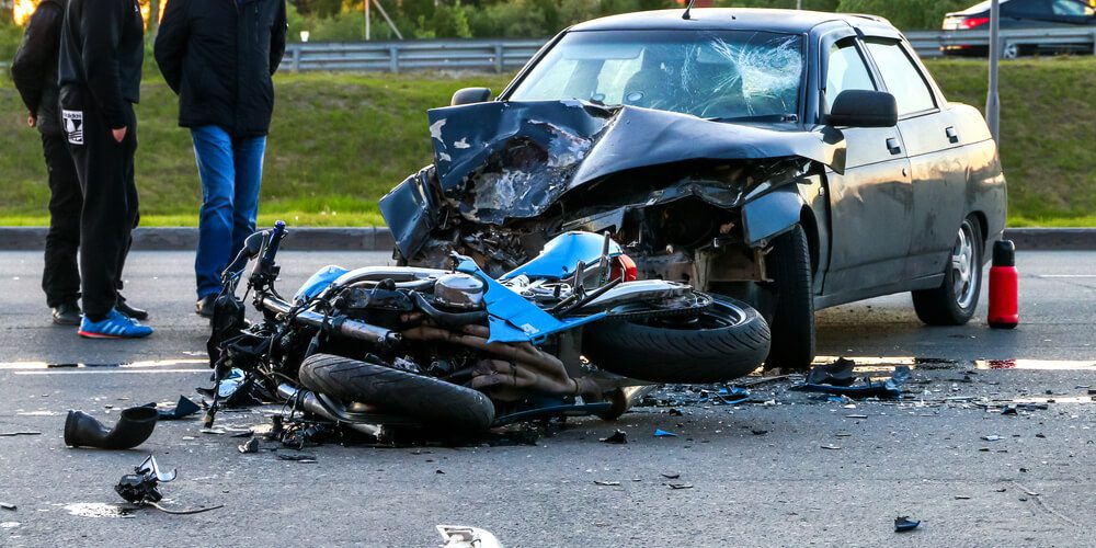 Aksident mes një veture dhe një motoçiklete në Pejë, lëndohet motoçiklisti