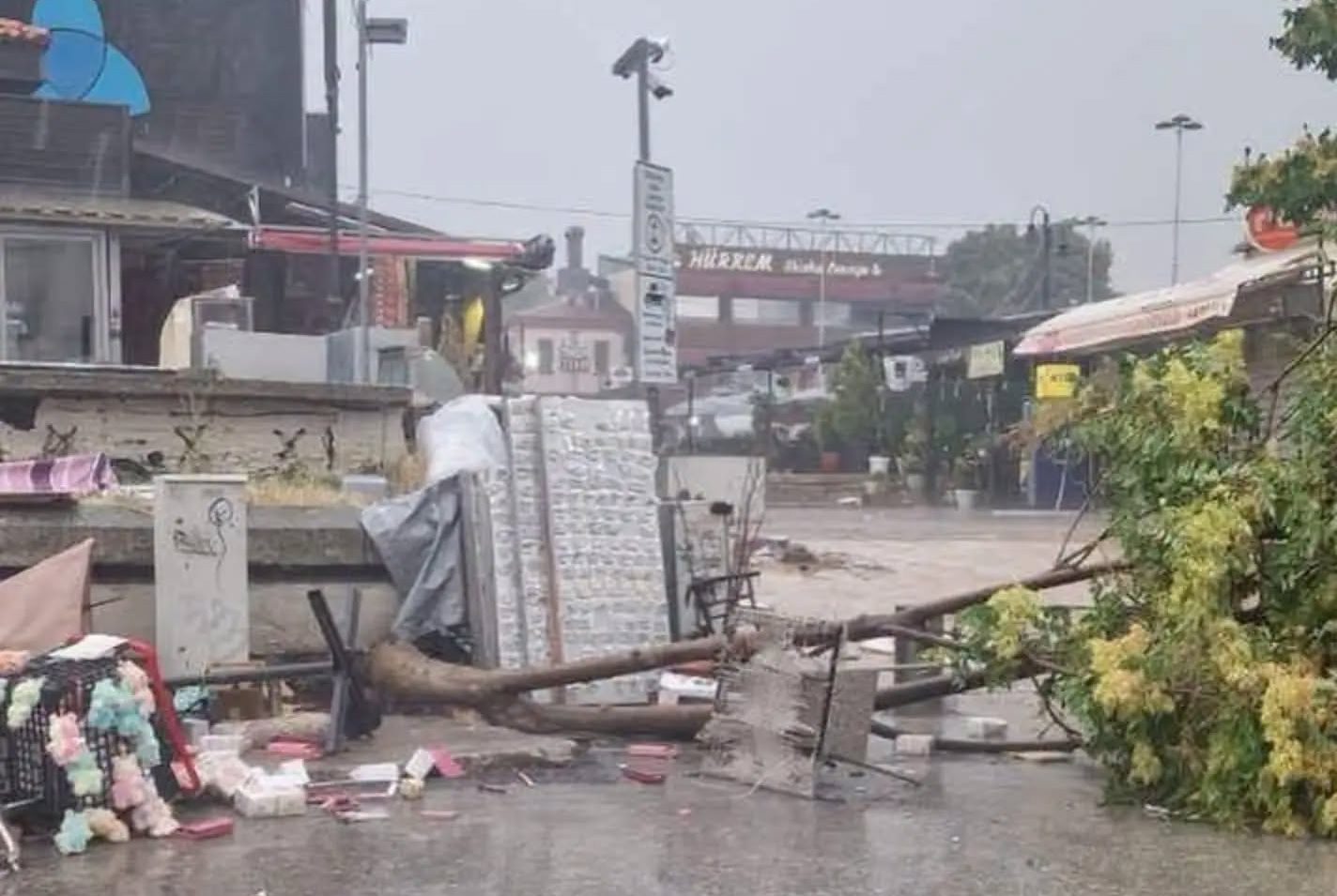 15 të lënduar gjatë stuhisë së fuqishme në Shkup – dy raste serioze