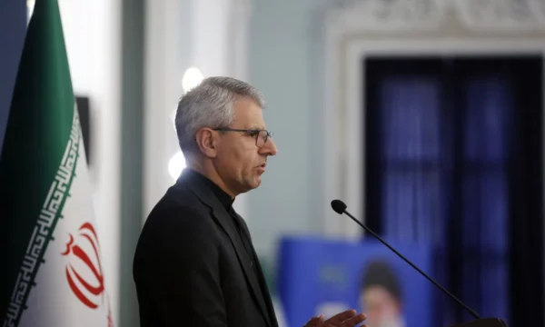 Irani thotë se SHBA-ja po i minon bisedimet me Omanin për Hormuzin