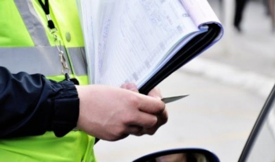 I dha timonin 12-vjeçarit dhe e filmoi, shoferi në Malishevë dënohet me 400 euro gjobë