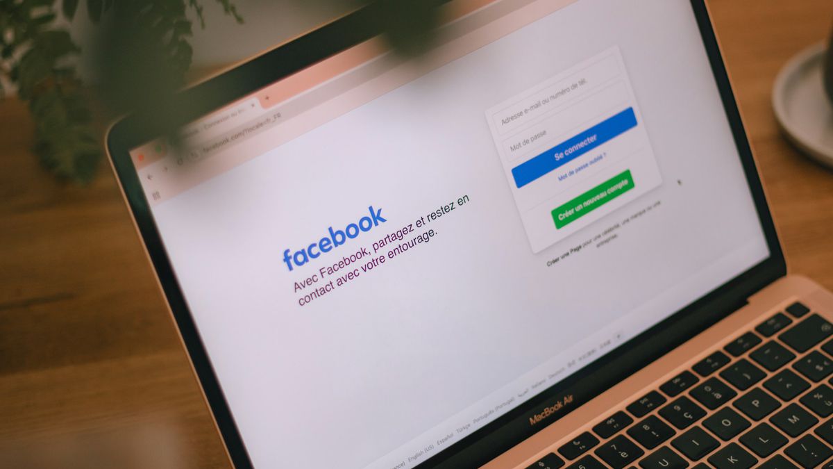 Bie Facebook-u, mijëra përdorues në mbarë botën raportojnë probleme me qasjen