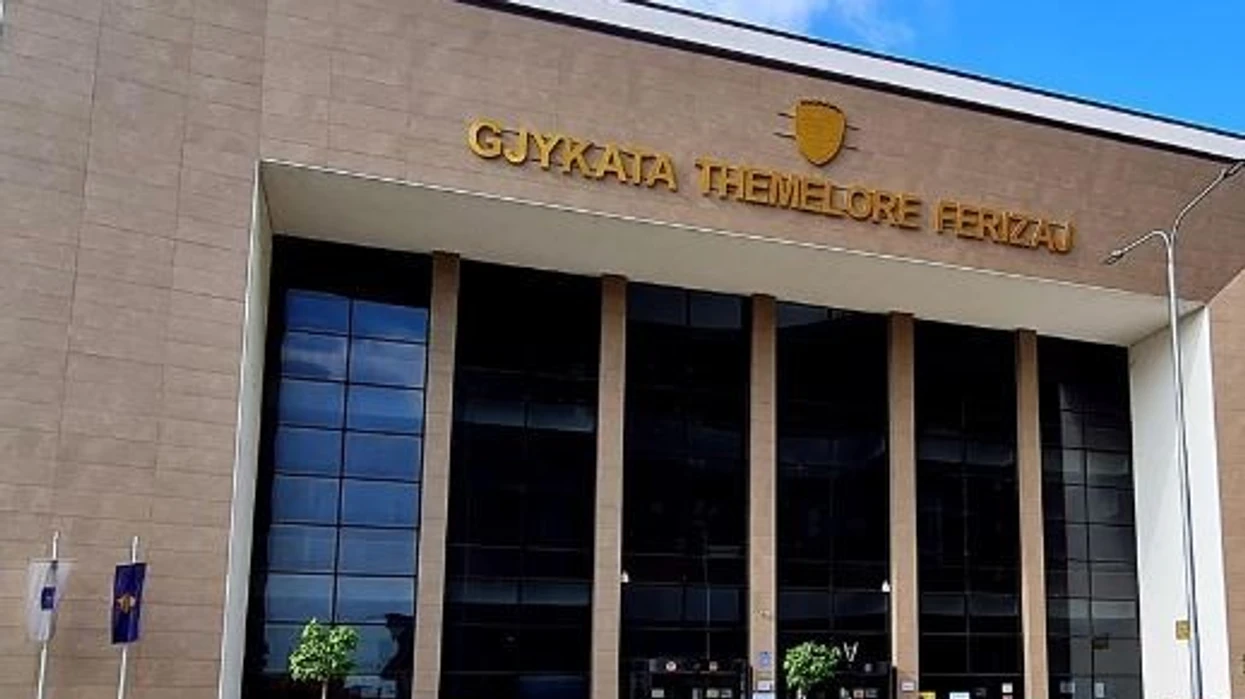 “I veshur me rroba ushtarake, me dorëza dhe i maskuar”, 30 ditë paraburgim për të miturin për sulm me thikë në Ferizaj