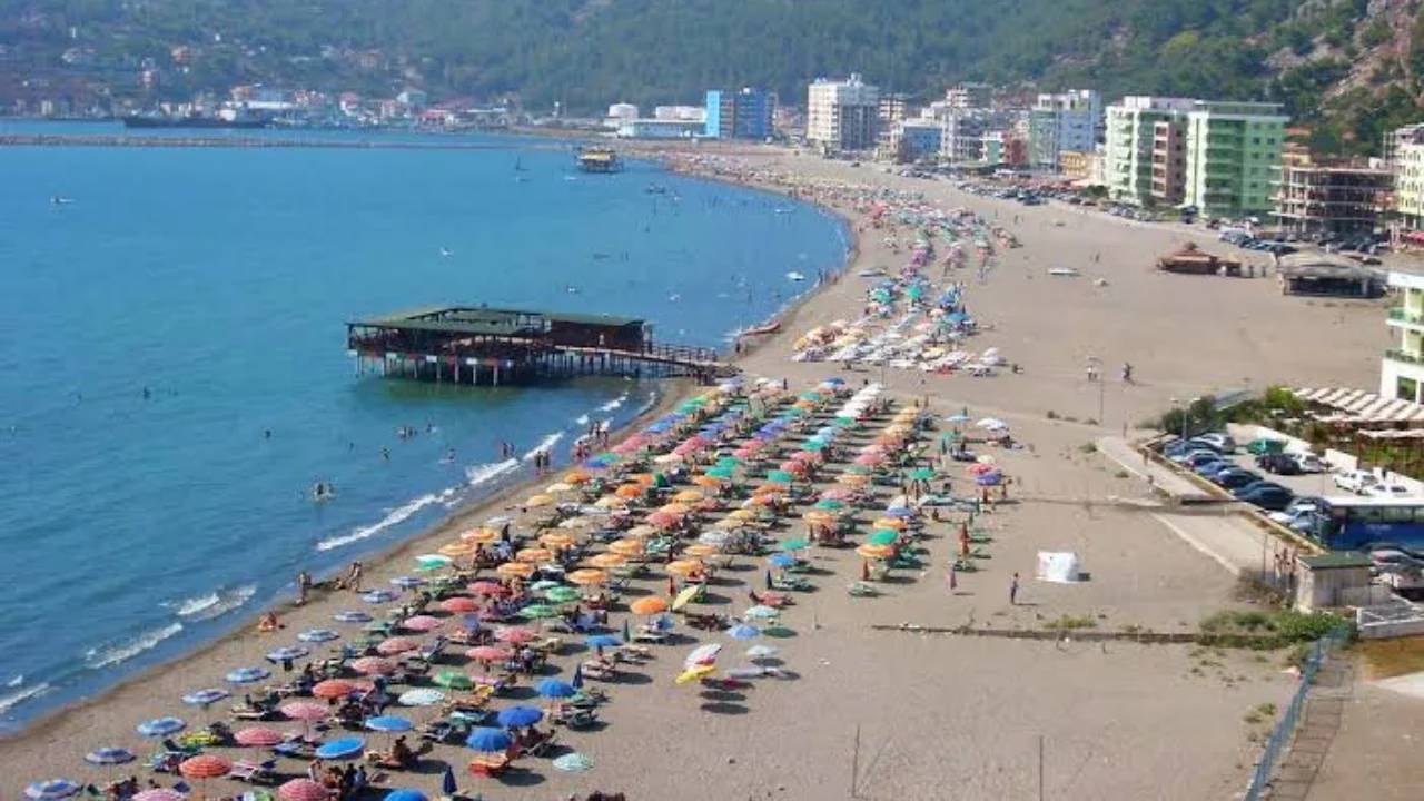 Nënë e bir rrezikojnë mbytjen në Shëngjin, shpëtohen në momentin e fundit