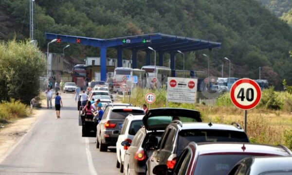 Pritje deri në 40 minuta për hyrje në Kosovë përmes pikës kufitare “Dheu i Bardhë”