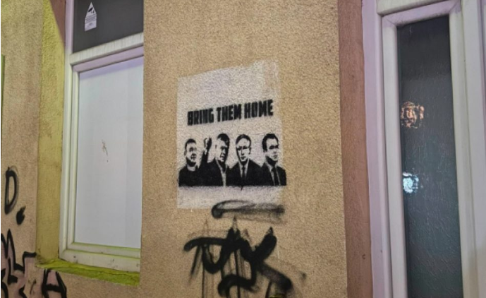“Bring them home”, grafite në mbarë Kosovën në mbështetje të ish-krerëve të UÇK-së