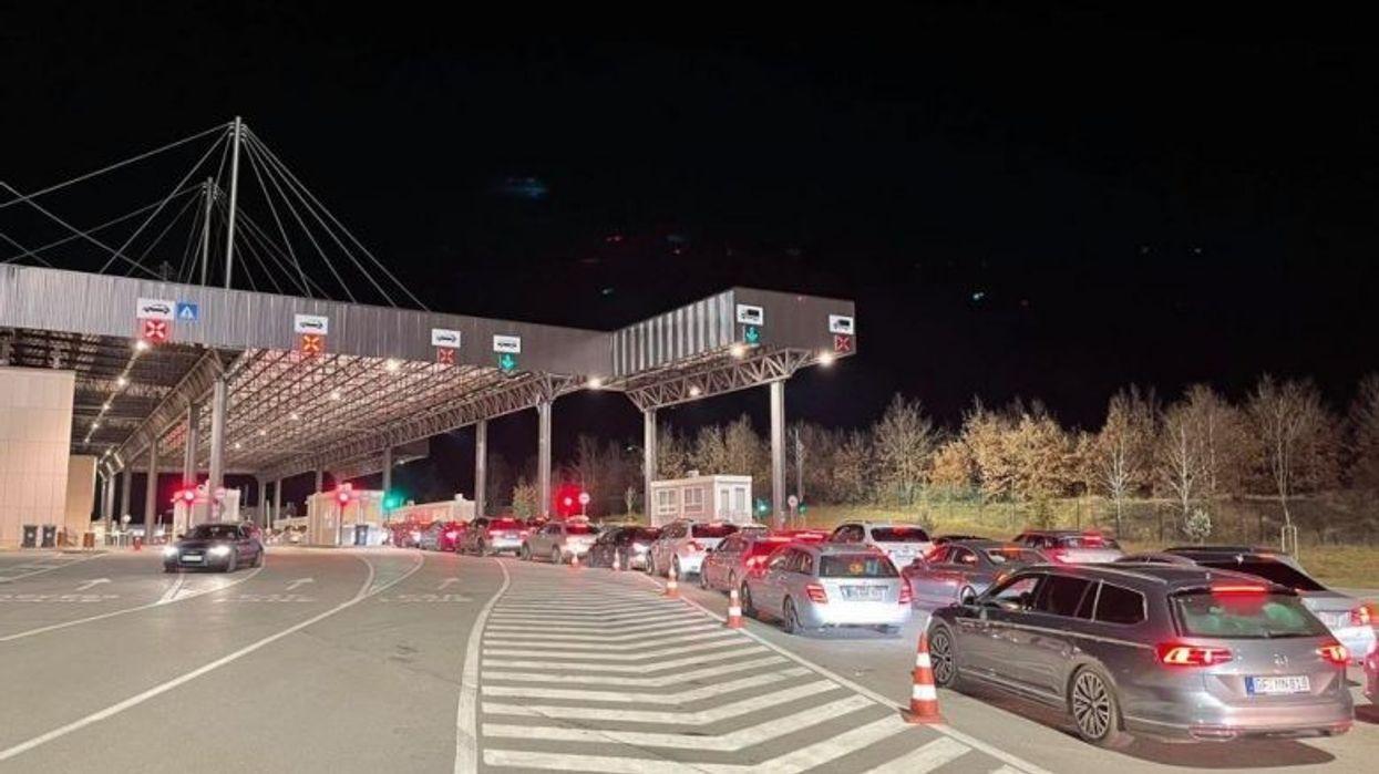 Pritje deri në 2 orë në dalje te Muçibaba, kolona deri në 1 kilometër në Dheun e Bardhë