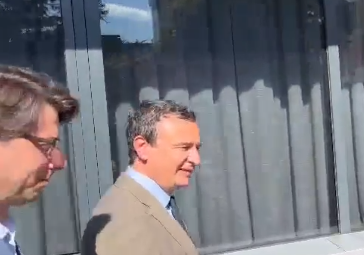 Kurti arrin në Kuvend për takim me Hamzën: Presim që takimi të jetë konstruktiv dhe t’i konstituojmë institucionet