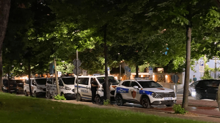 Të shtëna me armë zjarri në Sarandë/ Mbetet i plagosur një person, policia rrethon zonën