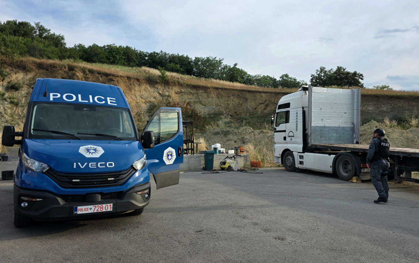 Çfarë u sekuestrua në mega-aksionin kundër kontrabandës me derivate – para, autobotë, armë, vetura e qindra dokumente