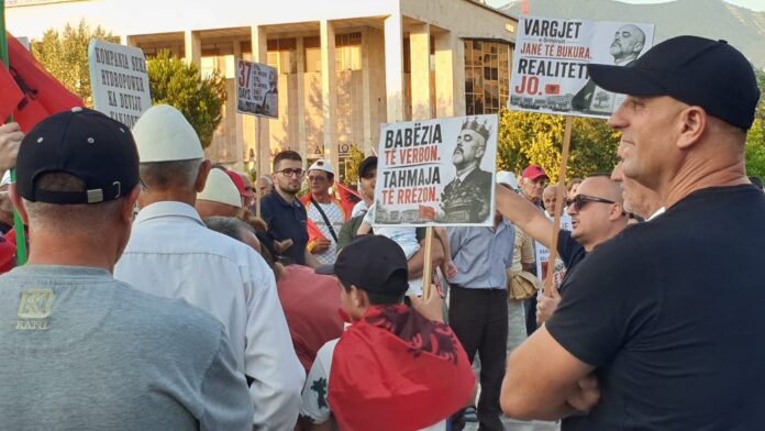 “Rama jepe dorëheqjen”, protestuesit dalin sërish në rrugët e Tiranës