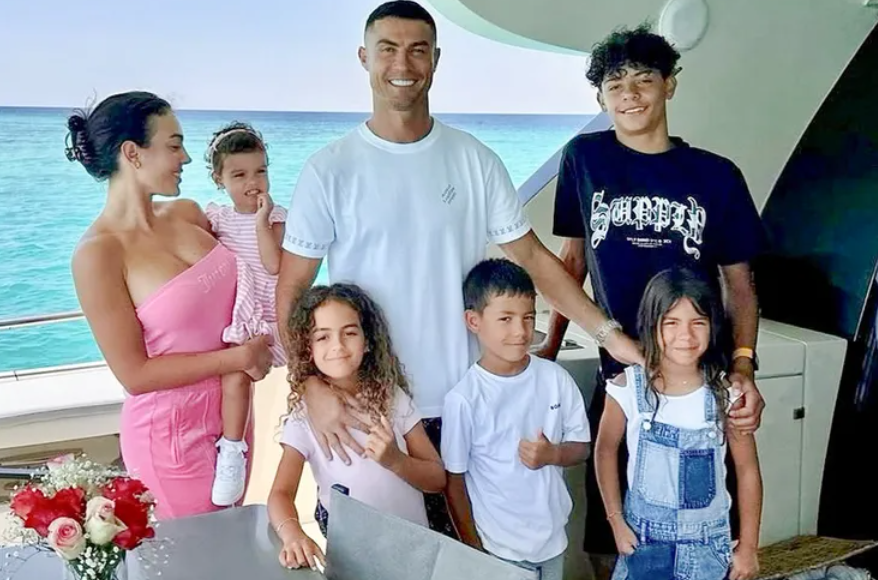 Cristiano Ronaldo, baba i pesë fëmijëve: Historia e familjes së yllit portugez dhe tragjedia që e preku
