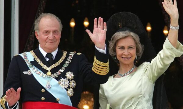 Pas 8 vitesh në mërgim, ish-mbreti Juan Carlos rikthehet për pushimet verore me familjen mbretërore në Spanjë