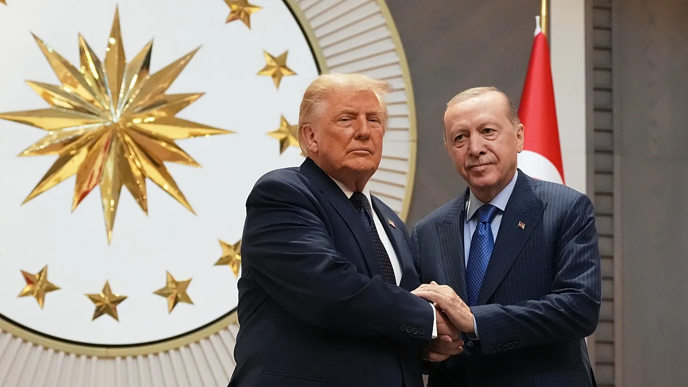 Trump mbërrin në Ankara për samitin e NATO-s, aleatët prezantojnë kontrata miliardëshe për mbrojtjen