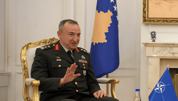 Komandanti i KFOR-it: Presim mbështetje nga Serbia për të siguruar llogaridhënie për sulmet e vitit 2023