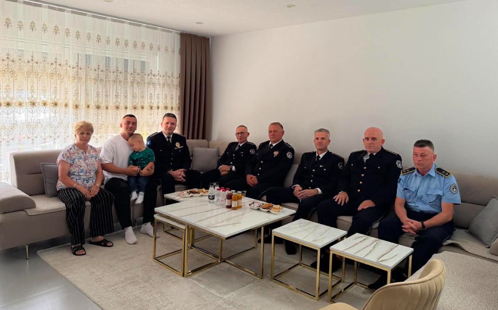 Nderohen heronjtë – Policia viziton familjet e policëve të rënë në detyrë