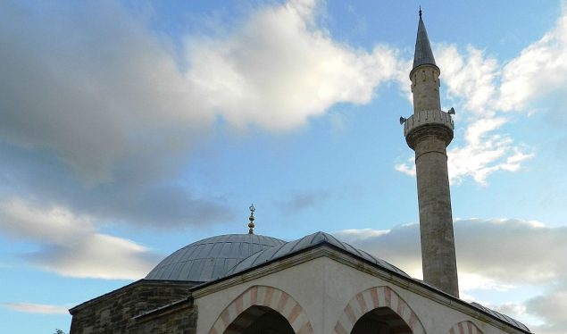 Hajnat godasin Xhaminë në Kaçanik, e marrin kasafortën me donacionet e besimtarëve
