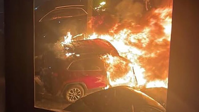 Zjarrvënie e qëllimshme në Mitrovicën e Veriut, digjet automjeti i parkuar prej muajsh
