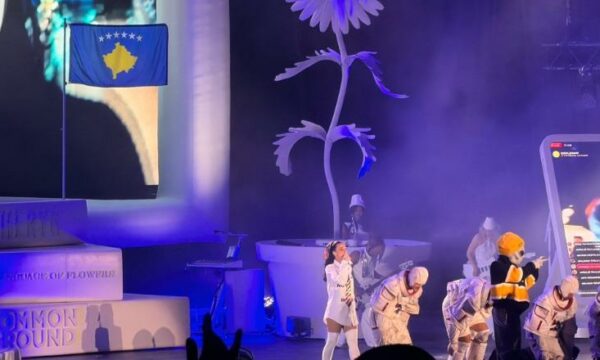 Katy Perry nga Sunny Hill shkon në Kotor me Turedaun, mediat serbe e sulmojnë që e ngriti flamurin e Kosovës