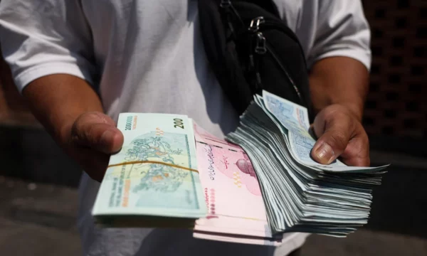 Paga reale bazë e punëtorëve iranianë është më shumë se përgjysmuar gjatë dekadës së fundit
